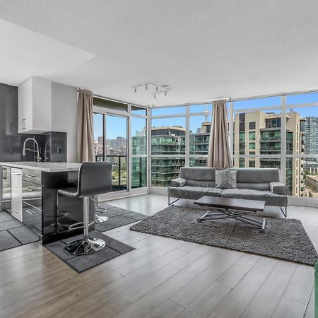 2 Bedroom Waterfront Condo Downtown W/ Free Parking Торонто Экстерьер фото
