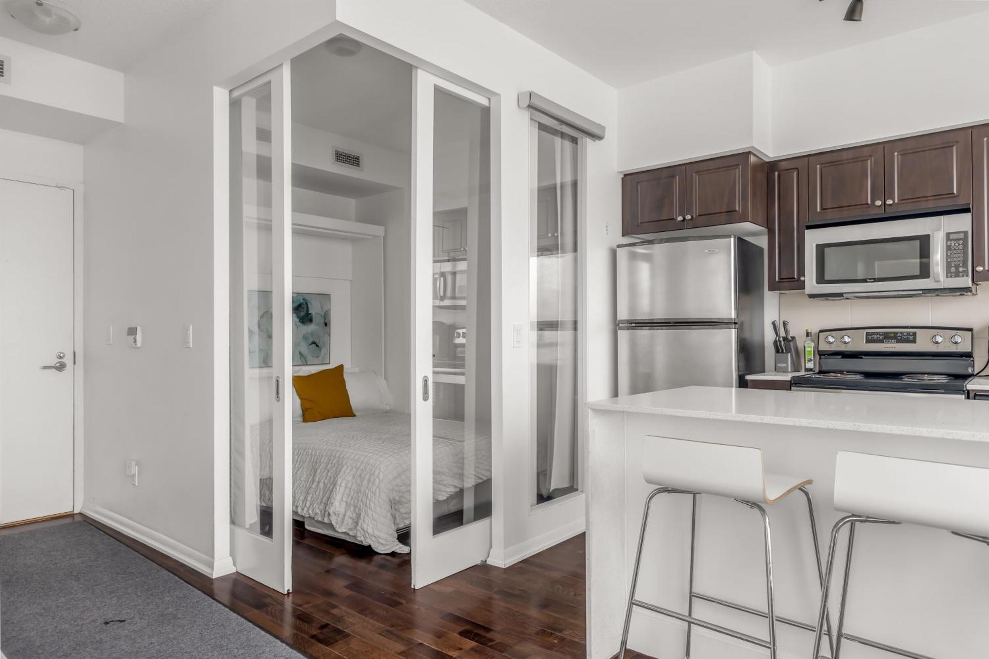 2 Bedroom Waterfront Condo Downtown W/ Free Parking Торонто Экстерьер фото