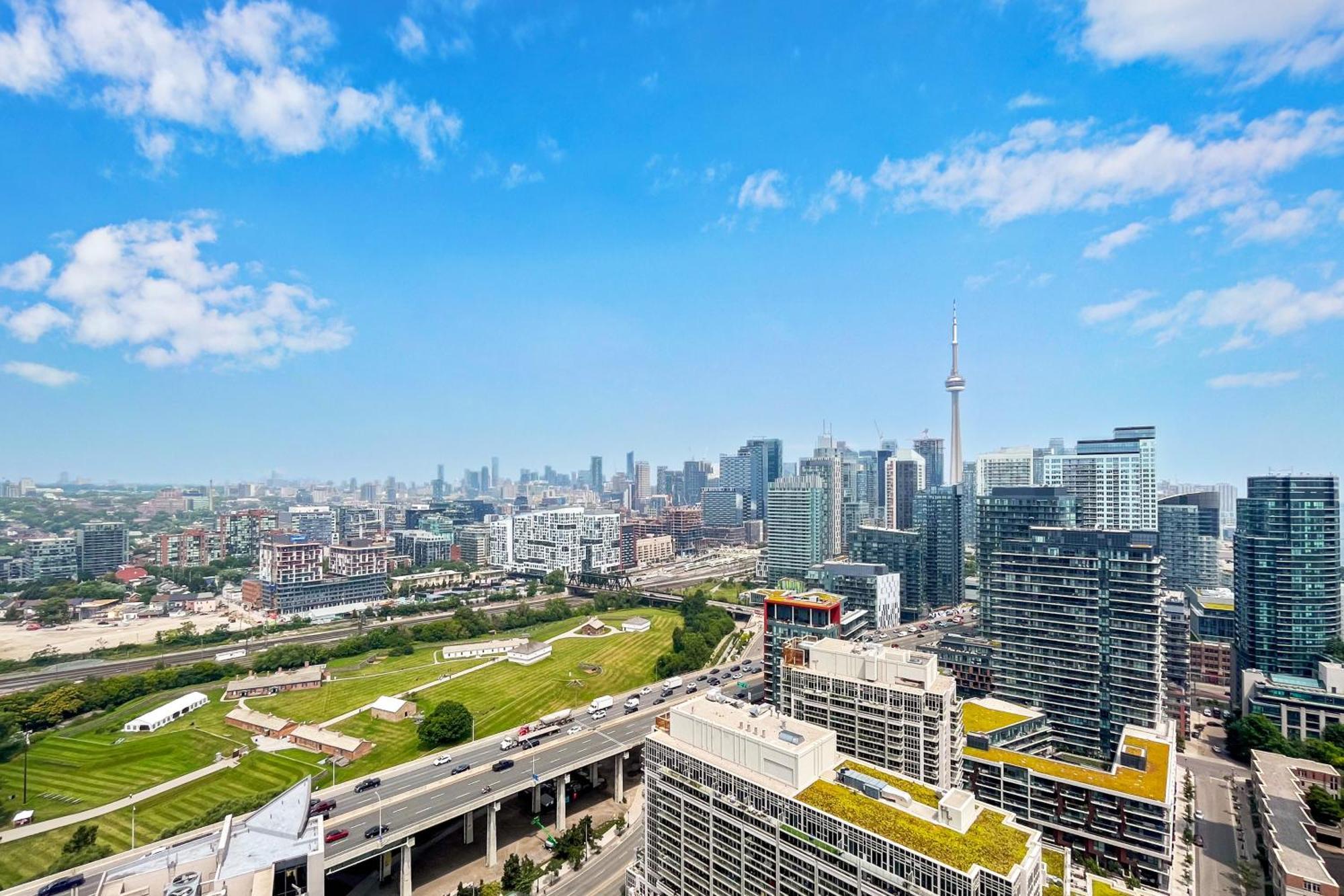 2 Bedroom Waterfront Condo Downtown W/ Free Parking Торонто Экстерьер фото