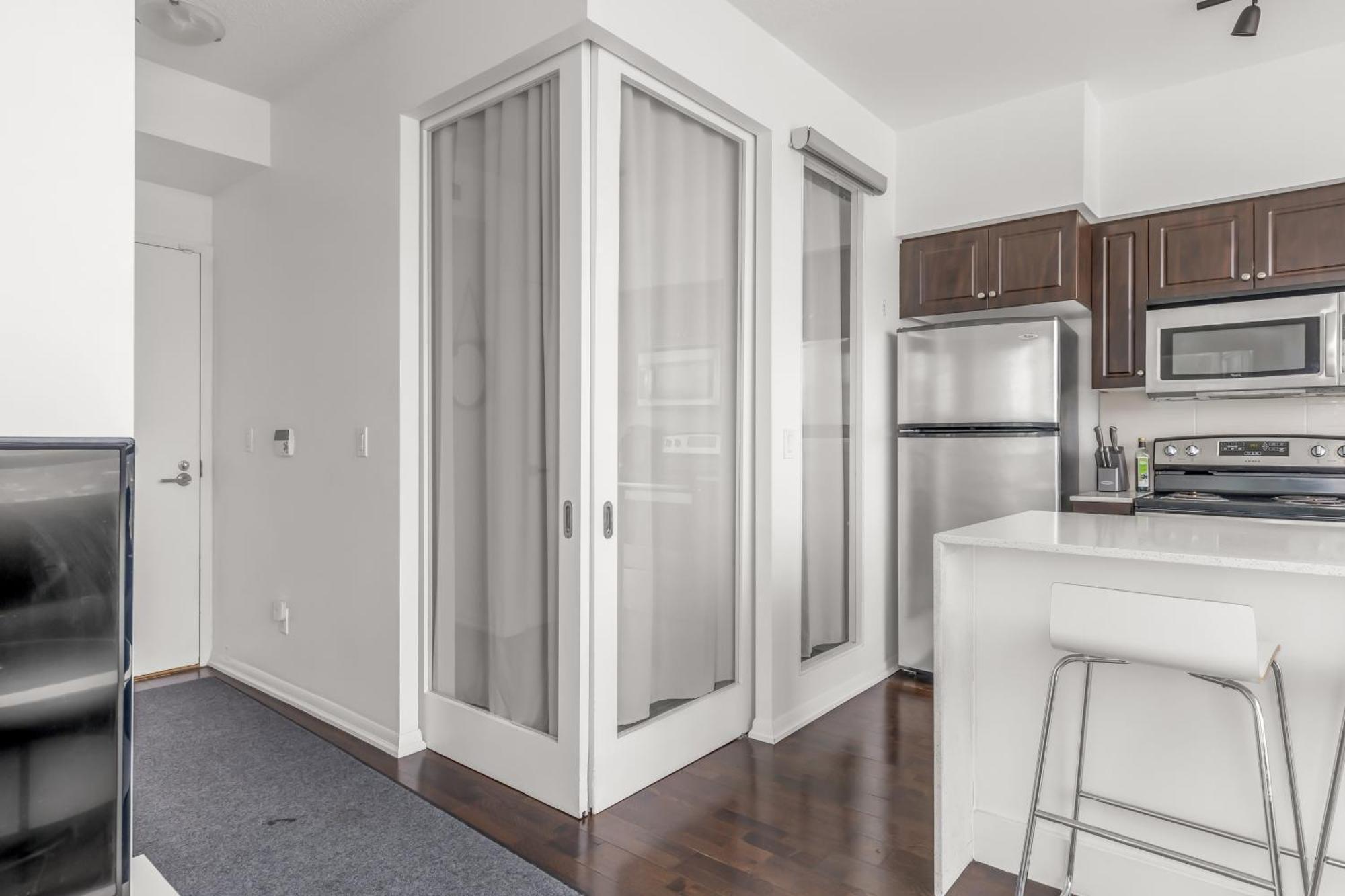 2 Bedroom Waterfront Condo Downtown W/ Free Parking Торонто Экстерьер фото