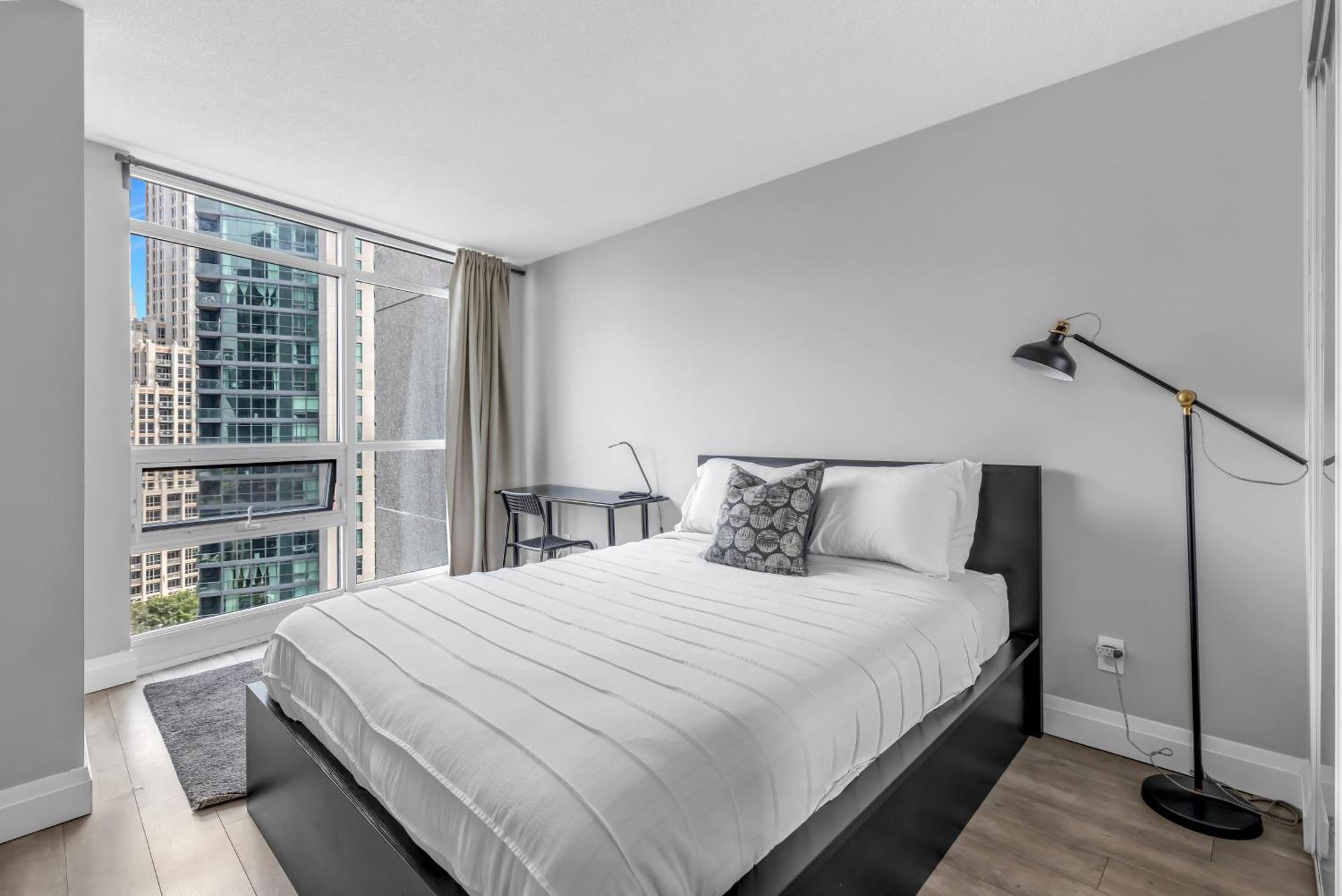 2 Bedroom Waterfront Condo Downtown W/ Free Parking Торонто Экстерьер фото