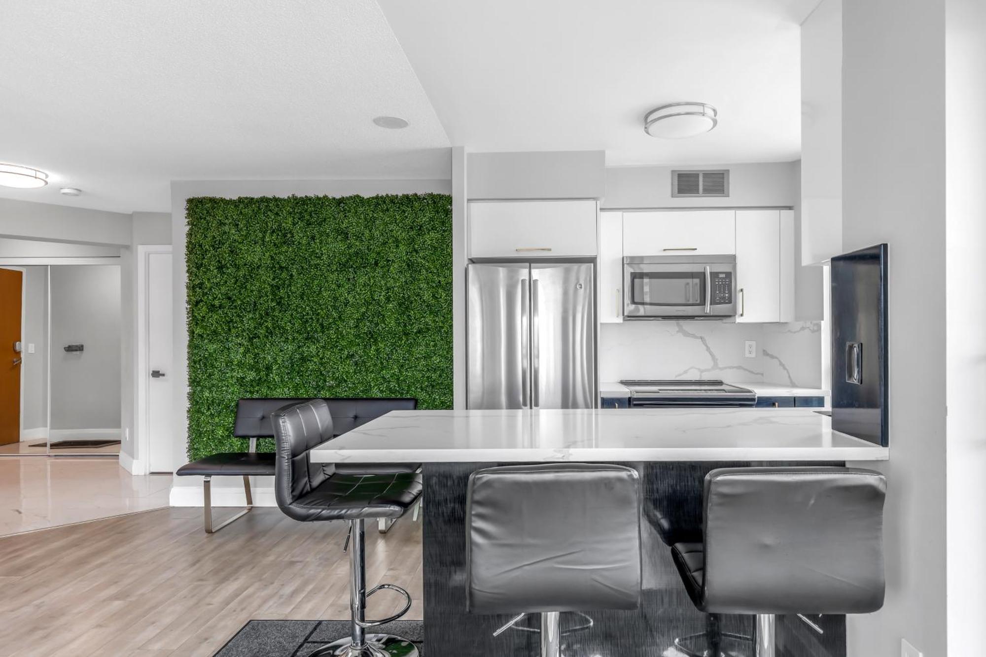 2 Bedroom Waterfront Condo Downtown W/ Free Parking Торонто Экстерьер фото
